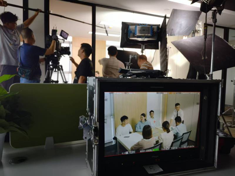 隆尧县TVC拍摄公司：科技产品视觉化大师，诠释未来感与功能美学